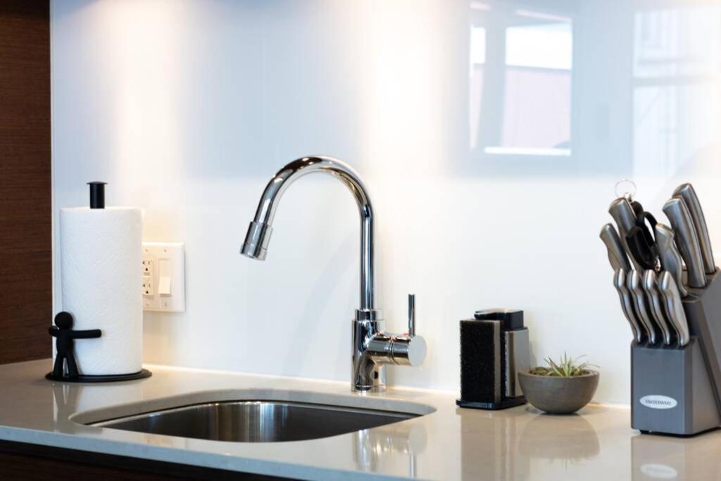 Clean 3Rd Floor Executive 1 Bedroom Apt In Old Town China Town Victoria Bagian luar foto