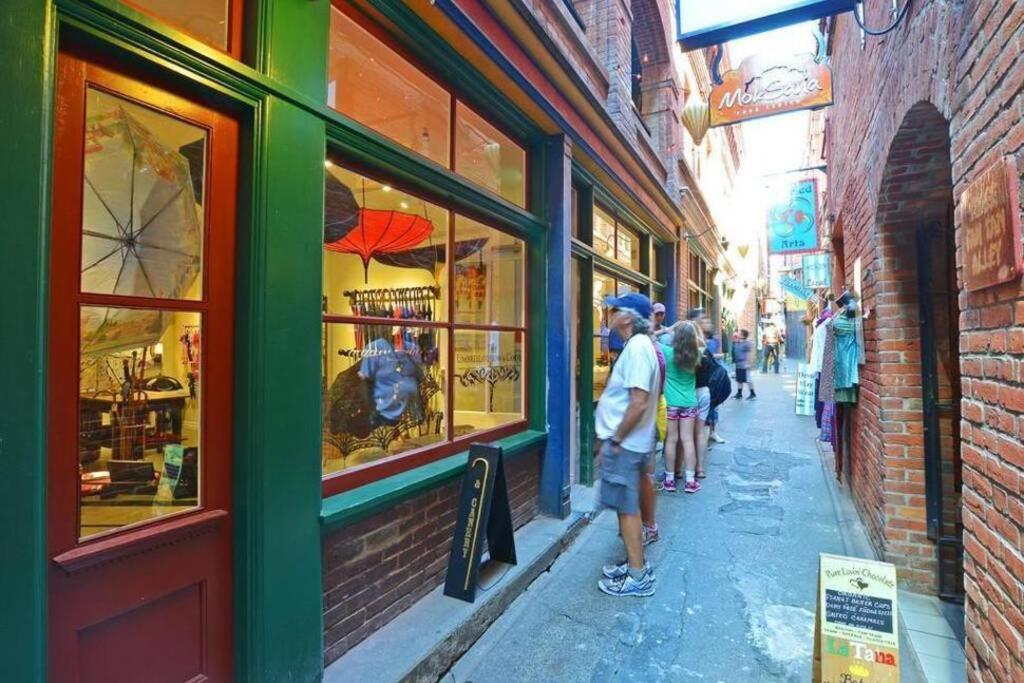 Clean 3Rd Floor Executive 1 Bedroom Apt In Old Town China Town Victoria Bagian luar foto