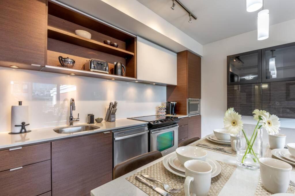 Clean 3Rd Floor Executive 1 Bedroom Apt In Old Town China Town Victoria Bagian luar foto