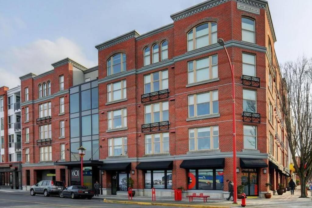 Clean 3Rd Floor Executive 1 Bedroom Apt In Old Town China Town Victoria Bagian luar foto