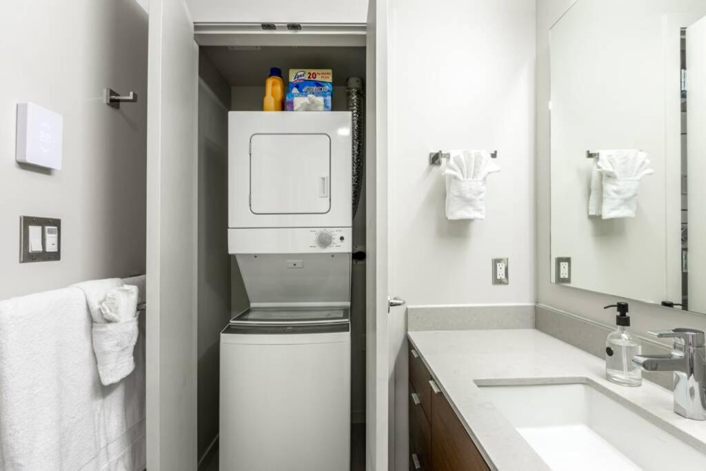 Clean 3Rd Floor Executive 1 Bedroom Apt In Old Town China Town Victoria Bagian luar foto