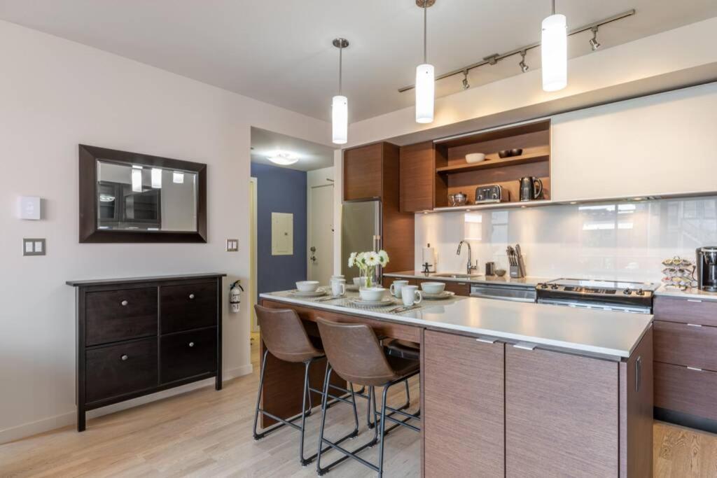 Clean 3Rd Floor Executive 1 Bedroom Apt In Old Town China Town Victoria Bagian luar foto